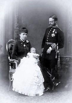 Alfonso XII y María Cristina de España con su hija la Infanta María de las Mercedes. 1880