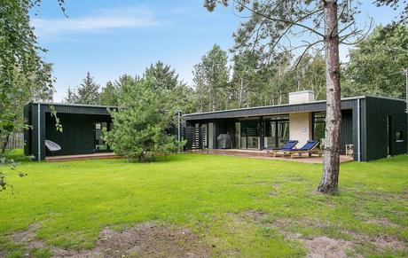 delikatissen vacation house sommer house scandi house design minimal design house danish house casa rectangular casa negra casa minimal casa de verano Casa de madera delikatissen vacation house sommer house scandi house design minimal design house danish house casa rectangular casa negra casa minimal casa de verano Casa de madera