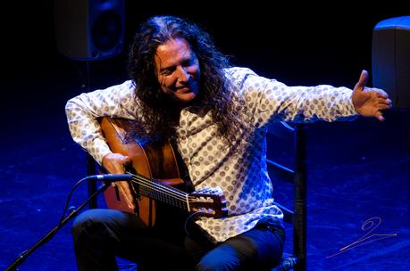 Un hombre pegado a una guitarra Un hombre pegado a una guitarra