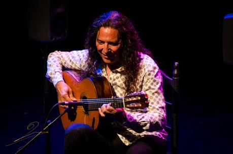 Un hombre pegado a una guitarra Un hombre pegado a una guitarra