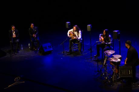 Un hombre pegado a una guitarra Un hombre pegado a una guitarra