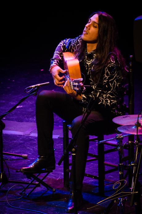 Un hombre pegado a una guitarra Un hombre pegado a una guitarra