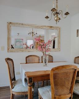 Sillas Luis XVI en un comedor actual y fresco - Muebles con historia