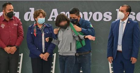 Entrega Gallardo apoyos a la educación para jóvenes y niños