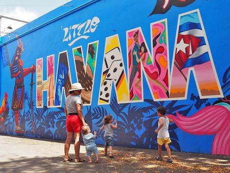 Una madre y tres niños visitando Little Havana en Miami