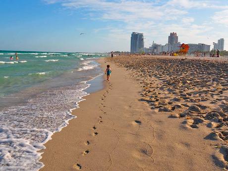  Una niña corriendo por South Beach en Miami
