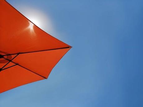 Para protegernos del sol,  ¿es mejor usar filtros solares físicos o químicos?