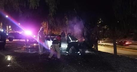 Prenden fuego a Jetta ubicado a un lado del Río Santiago