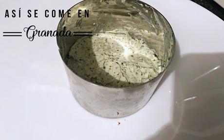 Timbal de queso al pesto con salmón y gambas