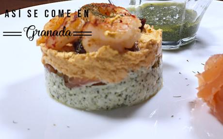 Timbal de queso al pesto con salmón y gambas