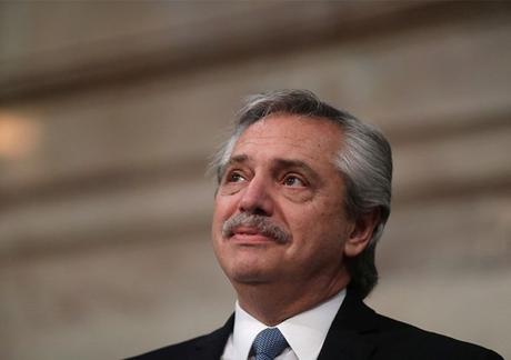 Alberto renuncia en cómodas cuotas