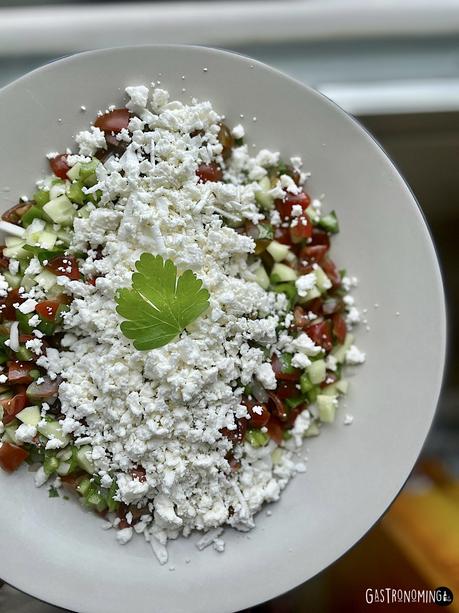 Shopska salata, una ensalada llena de frescor que viene desde los Balcanes Shopska salata, una ensalada llena de frescor que viene desde los Balcanes