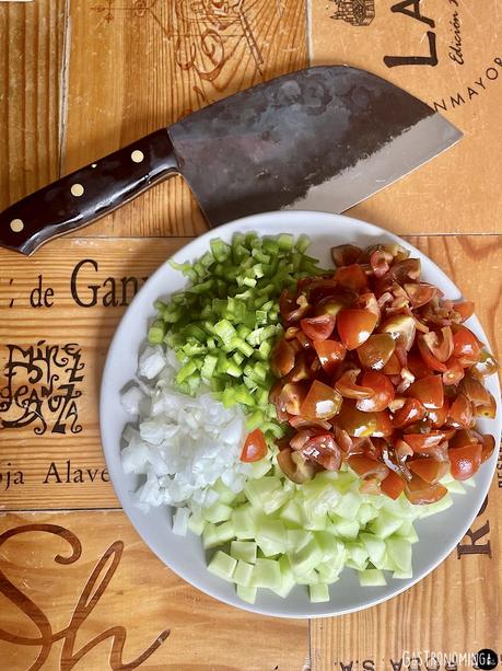 Shopska salata, una ensalada llena de frescor que viene desde los Balcanes Shopska salata, una ensalada llena de frescor que viene desde los Balcanes