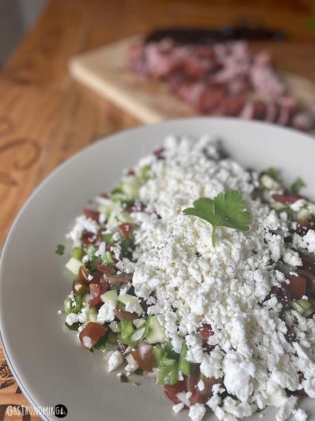 Shopska salata, una ensalada llena de frescor que viene desde los Balcanes Shopska salata, una ensalada llena de frescor que viene desde los Balcanes