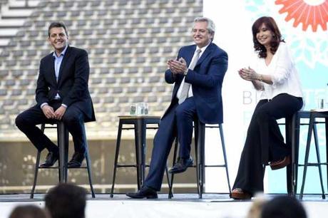 Massa cumple, Evita dignifica