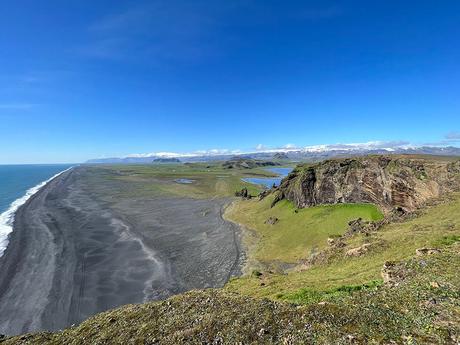Qué ver en Islandia: 100 lugares que contemplar y que disfrutar vistas de una playa de arena negra infinita desde Dirhólaey