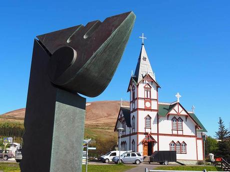 Qué ver en Islandia: 100 lugares que contemplar y que disfrutar Iglesia de Húsavik en Islandia