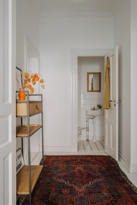 delikatissen vintage scandinavian vintage sillas eames scandinavian apartament estilo nórdico clásico decoración nordica vintage colores vintage alfombras persas 