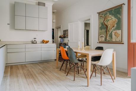 delikatissen vintage scandinavian vintage sillas eames scandinavian apartament estilo nórdico clásico decoración nordica vintage colores vintage alfombras persas 