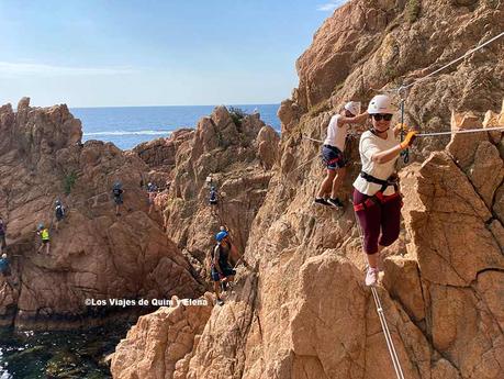 Lucrecia pasando por uno de los puentes en la vía ferrata de la Costa Brava