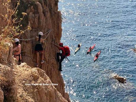 Iniciando la parte más complicada de la vía ferrata Cala del Molí