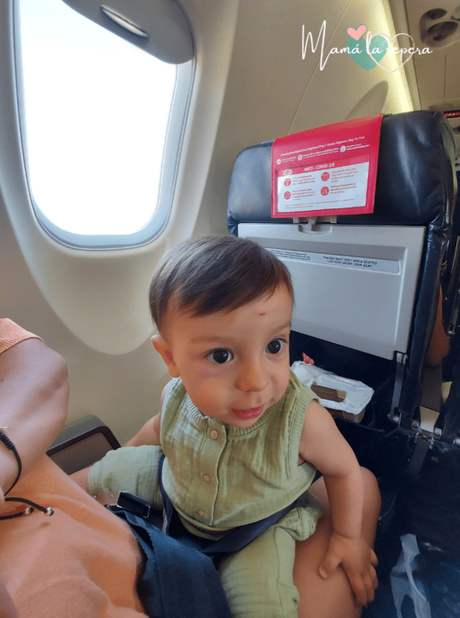 Consejos para viajar en avión con bebés