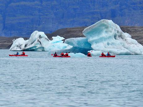 kayak por una laguna glaciar en islandia