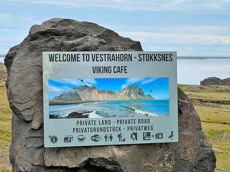 cartel de acceso del Viking Cafe para acceder a la playa de Stokksnes