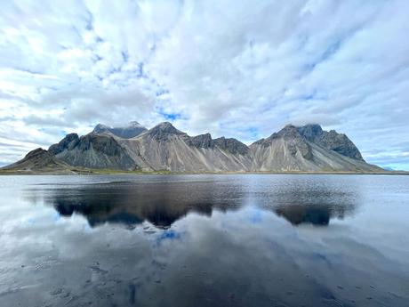 monte vestrahorn reflejado en la playa Stokksnes