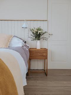 Habitación renovada con revestimiento en madera y nuevo color #antesydespués