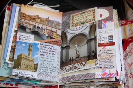 travel journal con fotos y adornos