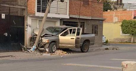 Choca contra un poste y abandona la camioneta en la Rural Atlas