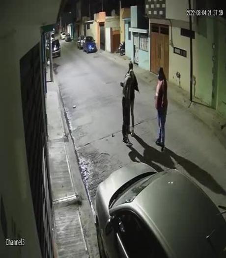 (video) Asaltantes con pistola asechan en la colonia El Llano