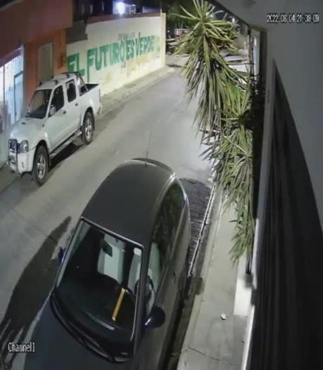 (video) Asaltantes con pistola asechan en la colonia El Llano