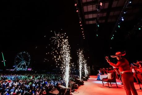 Paquito La del Barrio hace cantar a todo el Teatro del Pueblo en la FENAPO