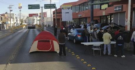Taxistas bloquean avenida Muñoz frente a las oficinas de la SCT