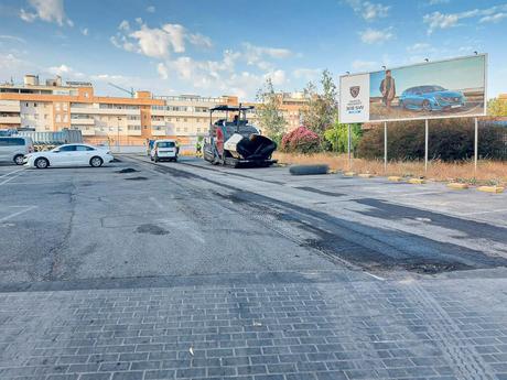 Reasfaltado de aparcamiento en Avenida de Montequinto