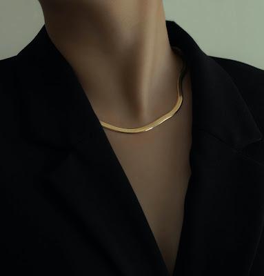 Cuello femenino con una cadena dorada