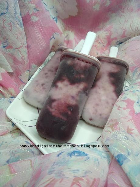 SUCETTES GLACÉES AUX CERISES ET AU YAOURT GREC / CHERRY AND GREEK YOGURT POPSICLES / PALETAS DE CEREZA Y YOGUR GRIEGO / مصاصات الكرز والزبادي اليوناني المجمدة