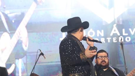 (Video) Julión Álvarez revienta el Teatro del Pueblo en la FENAPO