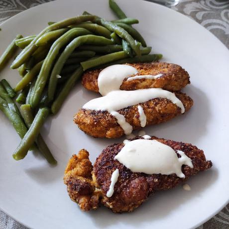 SOLOMILLO DE PECHUGA DE POLLO ESTILO KENTUCKY CON SALSA CHIMICHURRI