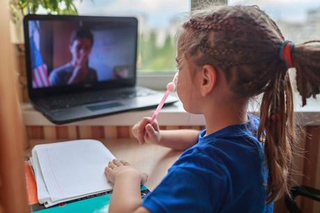 El dilema de las pantallas: el 41% de los niños españoles pasan 3 horas semanales delante de las pantallas.