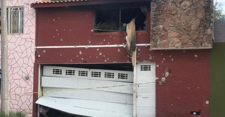 Balean y lanzan bomba molotov contra casa en Balcones del Valle
