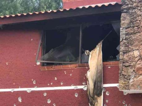 Balean y lanzan bomba molotov contra casa en Balcones del Valle