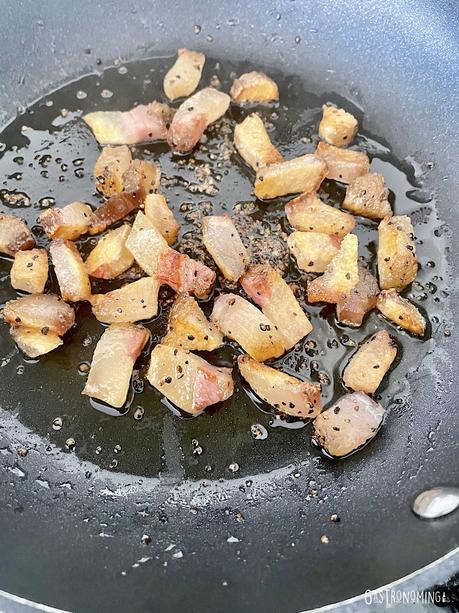 Rigatoni con guanciale al pesto rojo y bocconcini