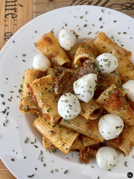 Rigatoni con guanciale al pesto rojo y bocconcini