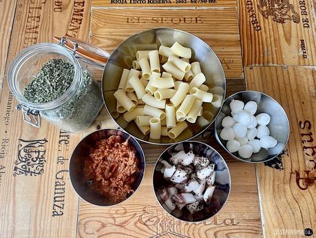 Rigatoni con guanciale al pesto rojo y bocconcini