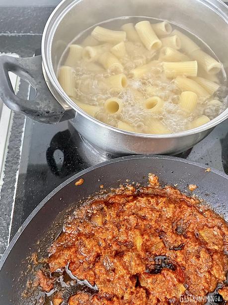 Rigatoni con guanciale al pesto rojo y bocconcini