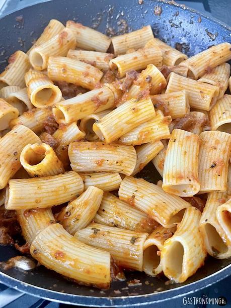 Rigatoni con guanciale al pesto rojo y bocconcini