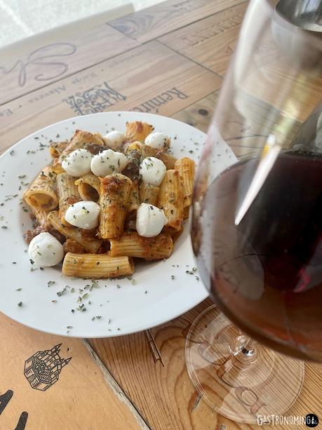 Rigatoni con guanciale al pesto rojo y bocconcini